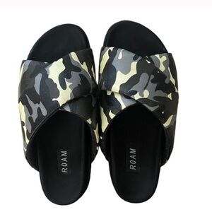 Roam Camo Print Cross Puff Slide